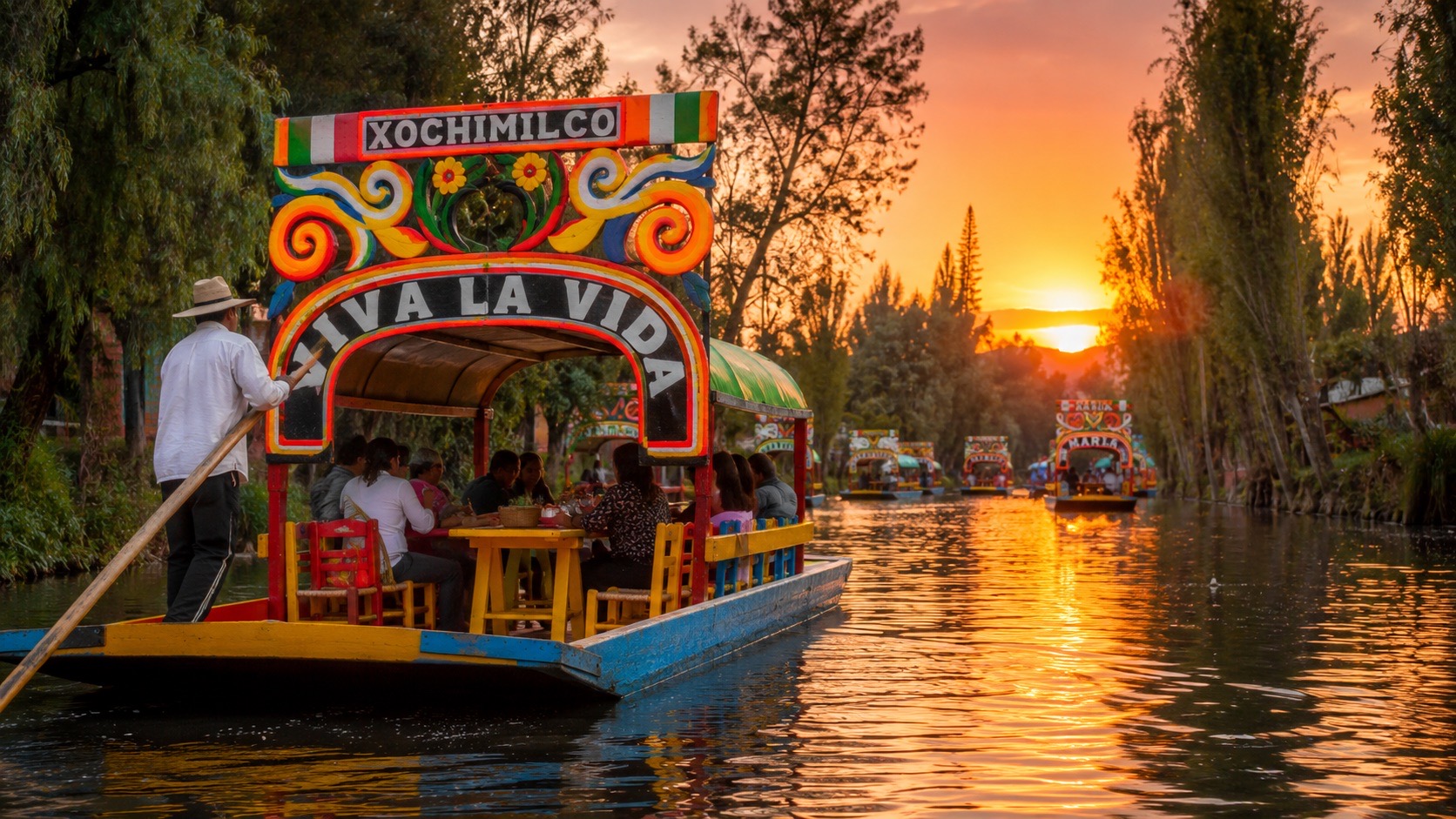 Trajinera colorida navegando por los canales de Xochimilco