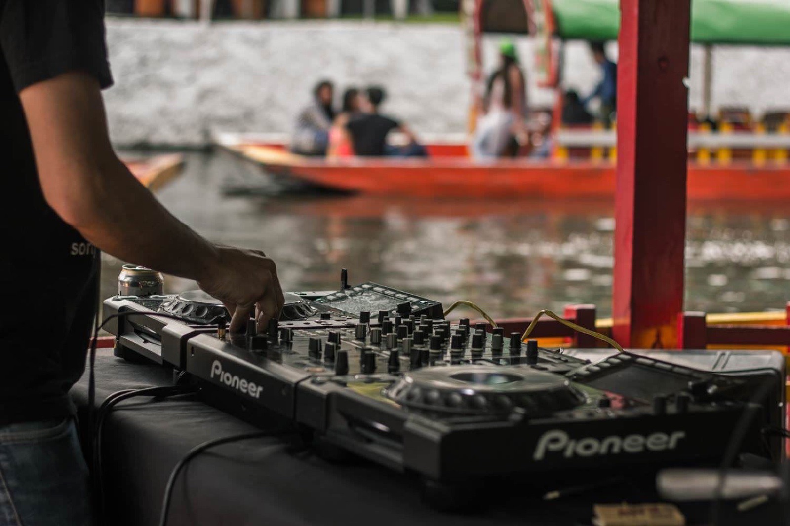 Equipo de DJ instalado dentro de una trajinera para una experiencia de marca