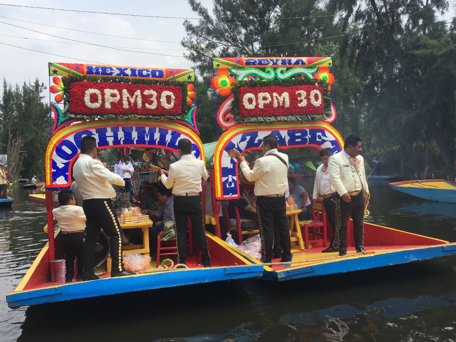 Trajinera con mariachis