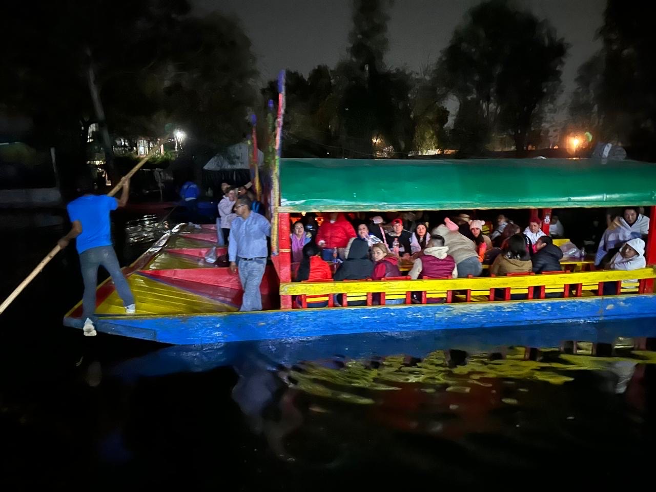 Grupo en una trajinera durante una lunada